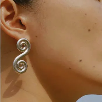 Обеци-карамфил с музикален символ за жени, забавни творчески сладки обеци simle elegant jewelrynew в бижутерията на 2023 година