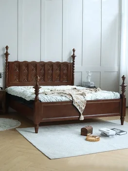 Френско легло в ретро стил, с модерна проста подержанная двойно легло на стара издълбани колона от масивно дърво